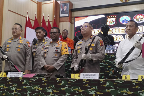 Barang bukti senjata api dan amunisi yang disita dari Aske Mabel. Foto: Istimewa