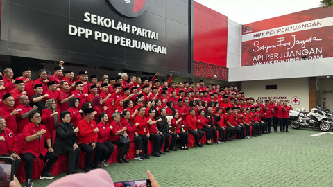 Ketua Umum DPP PDI Perjuangan Megawati Soekarnoputri berfoto bersama dengan kepala daerah terpilih dari PDIP usai memberikan pengarahan tertutup di Sekolah Partai PDIP, Jakarta Selatan, Rabu (19/2/2025). Foto: Haya Syahira/kumparan