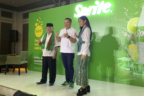 Dian Sastrowardoyo dan Haji Bolot saat konferensi pers SPRITE HAUS Ramadan di Kuningan, Jakarta Selatan, Rabu (19/2/2025). Foto: Vincentius Mario/kumparan