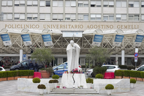 Patung Paus Yohanes Paulus II terlihat di depan Poliklinik Agostino Gemelli, di Roma, Selasa, 18 Februari 2025. Foto: Andrew Medichini/AP