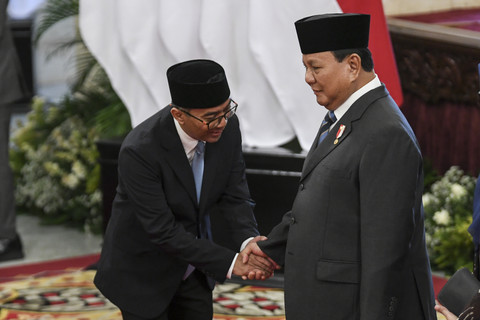 Presiden Prabowo Subianto (kanan) berjabat tangan dengan Menteri Pendidikan Tinggi, Sains, dan Teknologi (Mendikstisaintek) Brian Yuliarto usai dilantik di Istana Negara, Jakarta, Rabu (19/2/2025). Foto: Hafidz Mubarak A/ANTARA FOTO