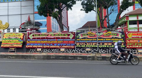 Jelang pelantikan, ratusan papan bunga ucapan banjiri jalan protokol Bandar Lampung. | Foto: Sinta Yuliana/Lampung Geh