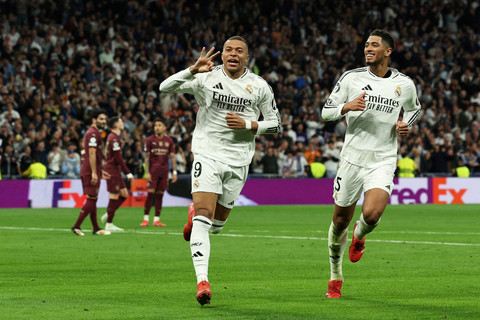 Selebrasi pemain Real Madrid Kylian Mbappe usai mencetak gol ke gawang Manchester City pada pertandingan leg kedua playoff Fase Gugur Liga Champions di Estadio Santiago Bernabeu, Madrid, Spanyol, Rabu (19/2/2025). Foto: Violeta Santos Moura/REUTERS