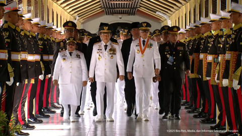 Mendagri Tito Karnavian memimpin kirab Kepala Daerah menuju lokasi pelantikan di Istana Kepresidenan, Jakarta, Kamis (20/2/2025). Foto: Youtube/Sekretariat Presiden