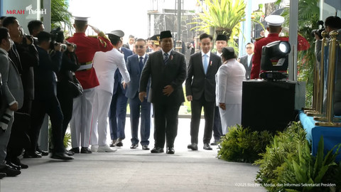 Presiden Prabowo Subianto dimdapingi Wakil Presiden Gibran Rakabuming Raka dan Wakil Ketua DPR Sufmi Dasco Ahmad tiba jelang pelantikan Kepala Daerah di Istana Kepresidenan, Jakarta, Kamis (20/2/2025). Foto: Youtube/Sekretariat Presiden