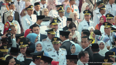 Presiden Prabowo Subianto memberikan ucapan selamat usai melantik Kepala Daerah di Istana Negara, Jakarta, Kamis (20/2/2025). Foto: Youtube/Sekretariat Presiden