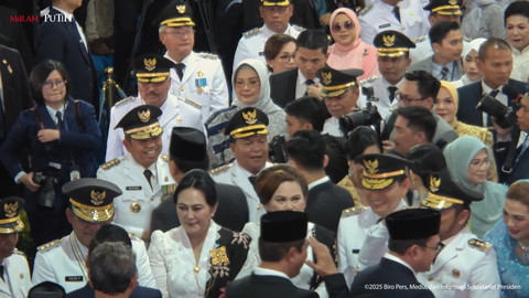Presiden Prabowo Subianto memberikan ucapan selamat usai melantik Kepala Daerah di Istana Negara, Jakarta, Kamis (20/2/2025). Foto: Youtube/Sekretariat Presiden