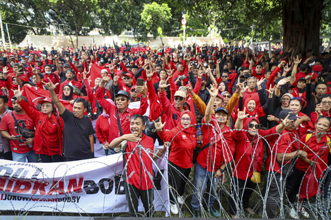 Satgas Cakra Buana PDIP menyambangi KPK saat pemeriksaan Sekjen PDIP Hasto Kristiyanto di Gedung Merah Putih KPK, Jakarta, Kamis (20/2/2025). Foto: Iqbal Firdaus/kumparan