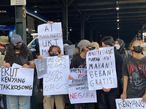 Massa aksi 'Jogja Memanggil' membawa berbagai tulisan. Foto: Resti/Damayanti