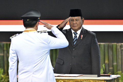 Presiden Prabowo Subianto (kanan) membalas hormat Wali Kota Manado Andre dalam upacara pelantikan di kompleks Istana Kepresidenan, Jakarta, Kamis (20/2/2025). Foto: Aditya Pradana Putra/ANTARA FOTO