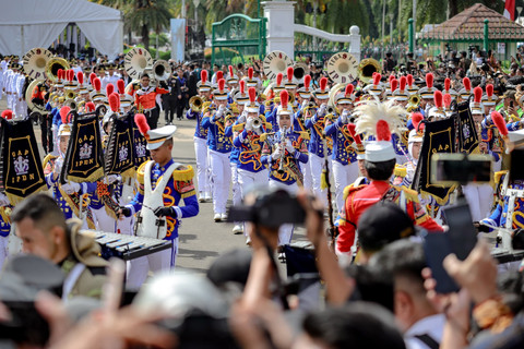 Sejumlah taruna Institut Pemerintahan Dalam Negeri (IPDN) mengikuti kirab pelantikan kepala daerah Pilkada serentak di Jakarta, Kamis (20/2/2025). Foto: Jamal Ramadhan/kumparan