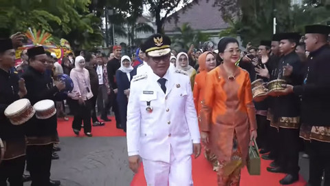 Gubernur DKJ terpilih Pramono Anung bersama istri dan wakil Gubernur Rano Karno bersama istri usai dilantik tiba di Balai Kota Jakarta, Kamis (20/2/2025). Foto: YouTube/ Pemprov DKI Jakarta