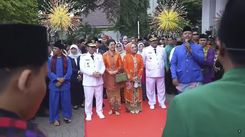 Gubernur DKJ terpilih Pramono Anung bersama istri dan wakil Gubernur Rano Karno bersama istri usai dilantik tiba di Balai Kota Jakarta, Kamis (20/2/2025). Foto: YouTube/ Pemprov DKI Jakarta