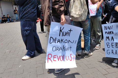 Mahasiswa dari berbagai kampus dan masyarakat sipil yang tergabung dalam Aliansi Jogja Memanggil berkumpul di tempat parkir Abu Bakar Ali, Kamis (20/2/205). Foto: Arfiansyah Panji Purnandaru/kumparan