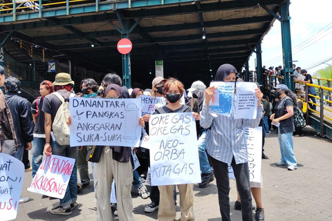 Mahasiswa dari berbagai kampus dan masyarakat sipil yang tergabung dalam Aliansi Jogja Memanggil berkumpul di tempat parkir Abu Bakar Ali, Kamis (20/2/205). Foto: Arfiansyah Panji Purnandaru/kumparan