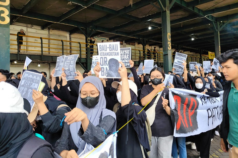 Mahasiswa dari berbagai kampus dan masyarakat sipil yang tergabung dalam Aliansi Jogja Memanggil berkumpul di tempat parkir Abu Bakar Ali, Kamis (20/2/205). Foto: Arfiansyah Panji Purnandaru/kumparan