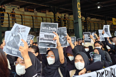 Mahasiswa dari berbagai kampus dan masyarakat sipil yang tergabung dalam Aliansi Jogja Memanggil berkumpul di tempat parkir Abu Bakar Ali, Kamis (20/2/205). Foto: Arfiansyah Panji Purnandaru/kumparan