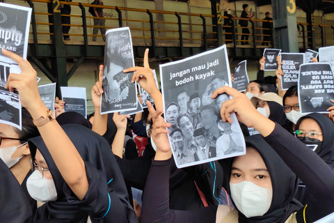 Mahasiswa dari berbagai kampus dan masyarakat sipil yang tergabung dalam Aliansi Jogja Memanggil berkumpul di tempat parkir Abu Bakar Ali, Kamis (20/2/205). Foto: Arfiansyah Panji Purnandaru/kumparan