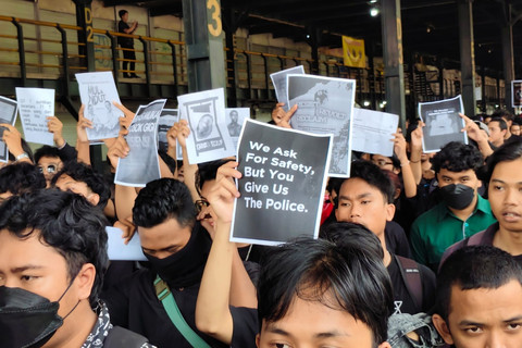 Mahasiswa dari berbagai kampus dan masyarakat sipil yang tergabung dalam Aliansi Jogja Memanggil berkumpul di tempat parkir Abu Bakar Ali, Kamis (20/2/205). Foto: Arfiansyah Panji Purnandaru/kumparan