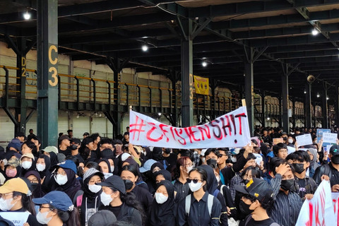 Mahasiswa dari berbagai kampus dan masyarakat sipil yang tergabung dalam Aliansi Jogja Memanggil berkumpul di tempat parkir Abu Bakar Ali, Kamis (20/2/205). Foto: Arfiansyah Panji Purnandaru/kumparan