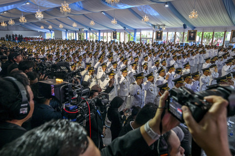 Para kepala daerah mengucapkan sumpah jabatan saat dilantik oleh Presiden Indonesia Prabowo Subianto di Istana Kepresidenan di Jakarta, Kamis (20/2/2025). Foto: Bay Ismoyo/AFP