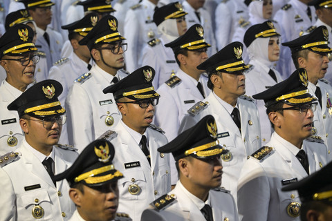 Para kepala daerah mengucapkan sumpah jabatan saat dilantik oleh Presiden Indonesia Prabowo Subianto di Istana Kepresidenan di Jakarta, Kamis (20/2/2025). Foto: Bay Ismoyo/AFP