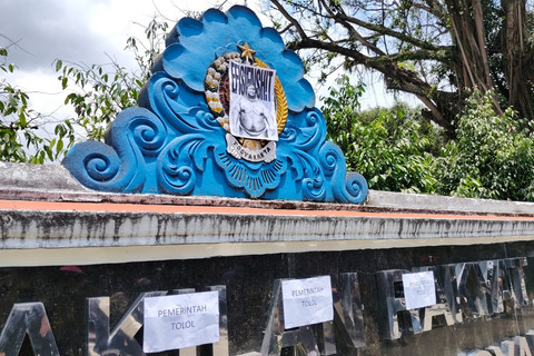 Massa Jogja Memanggil menggelar aksi unjuk rasa di depan Kantor DPRD DIY, Kamis (20/2/2025). Foto: Arfiansyah Panji Purnandaru/kumparan