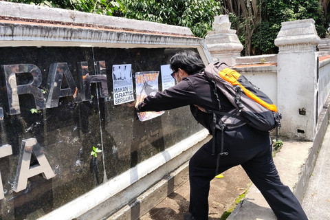 Massa Jogja Memanggil menggelar aksi unjuk rasa di depan Kantor DPRD DIY, Kamis (20/2/2025). Foto: Arfiansyah Panji Purnandaru/kumparan