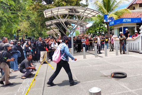 Massa Jogja Memanggil menggelar aksi unjuk rasa di depan Kantor DPRD DIY, Kamis (20/2/2025). Foto: Arfiansyah Panji Purnandaru/kumparan