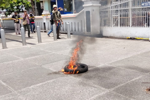 Massa Jogja Memanggil menggelar aksi unjuk rasa di depan Kantor DPRD DIY, Kamis (20/2/2025). Foto: Arfiansyah Panji Purnandaru/kumparan