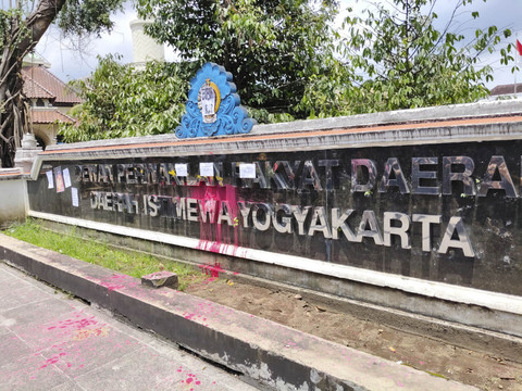 Massa Jogja Memanggil tiba di  depan Kantor DPRD DIY, Kamis (20/2/2025). Foto: Arfiansyah Panji Purnandaru/kumparan