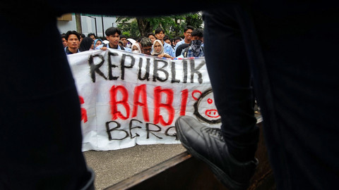 Aksi demo mahasiswa bertajuk Indonesia Gelap dengan spanduk protes yang dibentangkan di depan Gedung DPRD Sumsel, Kamis (20/2) Foto: ary/urban id