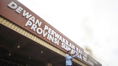 Aksi mahasiswa dalam demo bertajuk Indonesia Gelap yang dilakukan di depan Gedung DPRD Sumsel, Kamis (20/2) Foto: ary/urban id