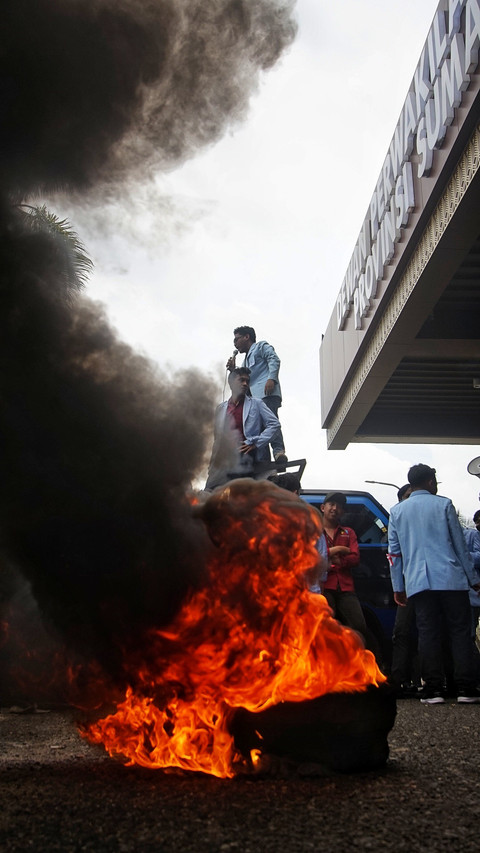 Aksi demo bertajuk Indonesia Gelap di depan Gedung DPRD Sumsel yang dilakukan ratusan mahasiswa dengan membakar ban, Kamis (20/2) Foto: ary/urban id