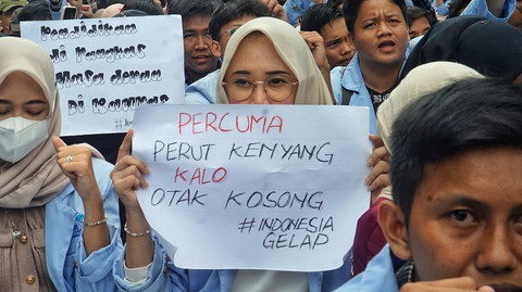 Aksi demo bertajuk Indonesia Gelap di depan Gedung DPRD Sumsel yang dilakukan sejumlah mahasiswi UIN Raden Fatah dengan membentang spanduk bernada protes, Kamis (20/2) Foto: ary/urban id