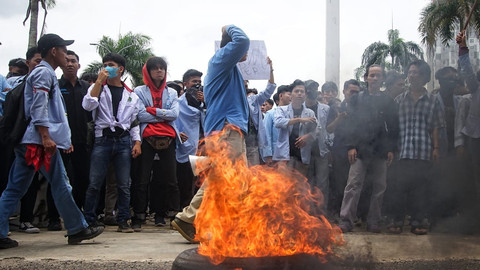 Para mahasiswa UIN Raden Fatah Palembang saat orasi di halaman Gedung DPRD Sumsel diwarnai membakar ban Kamis (20/2/2025) Foto : Abp/Urban Id