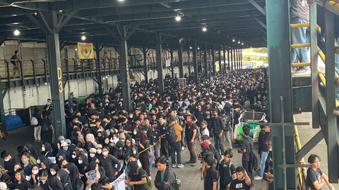 Massa yang berkumpul di Parkir Abu Bakar Ali menuju ke Jalan Malioboro.  Foto: Resti Damayanti/Pandangan Jogja