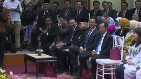 Suasana Ahok dan Anies Baswedan tertawa saat Gubernur DKI terpilih memberikan sambutan usai serah terima jabatan di Balai Kota Jakarta, Kamis (20/2/2025). Foto: Youtube/Pemprov DKI Jakarta