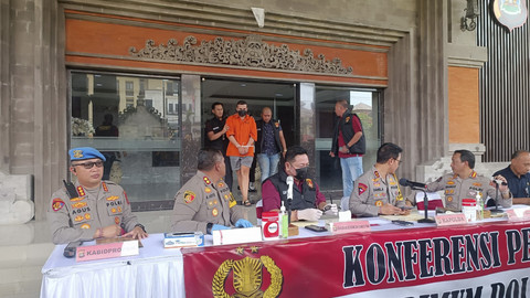 WN Australia Muhamed Rifai saat dihadirkan dalam jumpa pers di Polda Bali, Kamis (20/2/2025) dalam kasus kericuhan di Finns Beach Club Foto: Denita BR Matondang/kumparan