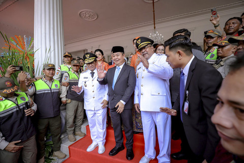 Gubernur Jakarta Pramono Anung dan Wakil Gubernur Jakarta Rano Karno melepas mantan Pj Gubernur Jakarta, Teguh Setyabudi usai serah terima jabatan di Balai Kota Jakarta, Kamis (20/2/2025). Foto: Jamal Ramadhan/kumparan