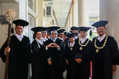 Prof Dr Rr Siti Murtiningsih, S.S, M.Hum bersama kolega. Foto: Dok. UGM/Pandangan Jogja