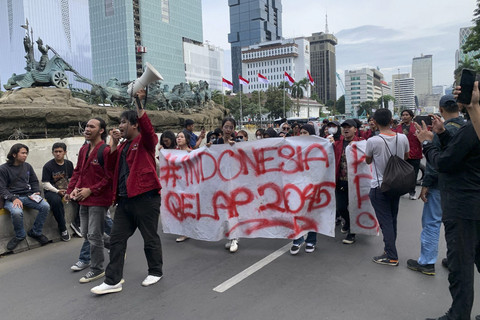 Massa aksi tambahan dari elemen mahasiswa mulai bergabung dengan massa aksi BEM SI di Patung Kuda, Jakarta, Kamis (20/2/2025). Foto: Luthfi Humam/kumparan