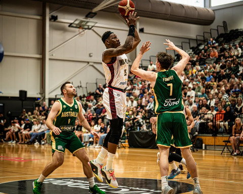 Aksi Lester Prosper saat Timnas Basket Indonesia vs Australia dalam matchday kelima Grup A Kualifikasi FIBA Asia Cup 2025 di Gippsland Regional Indoor Sports Stadium, Kamis (20/2). Foto: FIBA