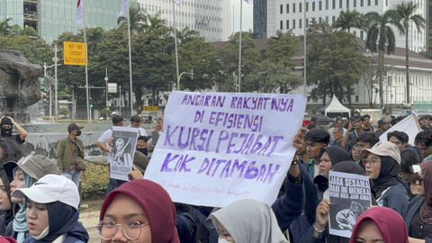 Ratusan massa aksi dari BEM SI memasuki arena demonstrasi di Patung Kuda, Jakarta pada Kamis (20/2/2025). Foto: Abid Raihan/kumparan