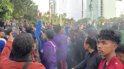 Suasana saat aliansi massa aksi #Indonesiagelap memaksa menerobos barrier beton pembatas unjuk rasa di Patung Kuda, Jakarta, Kamis (20/2/2025).  Foto: Luthfi Humam/kumparan