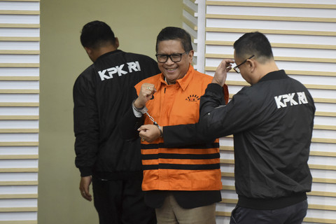 Sekjen PDI Perjuangan Hasto Kristiyanto (tengah) dihadirkan dalam konferensi pers penahanan tersangka di Gedung Merah Putih KPK, Jakarta, Kamis (20/2/2025). Foto: Fauzan/ANTARA FOTO