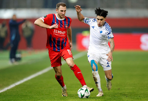 Aksi Kevin Diks (kanan) saat Heidenheim vs FC Copenhangen dalam laga Playoff Fase Gugur Liga Konferensi Eropa 2024/25 di Voith-Arena, Jerman, pada Jumat (21/2) dini hari WIB. Foto: REUTERS/Heiko Becker