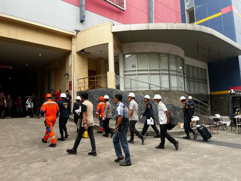 Tim Gabungan Lakukan Penyisiran Body Part Korban Kebakaran Glodok Plaza, Jumat (21/2). Foto: Rayyan Farhansyah/kumparan
