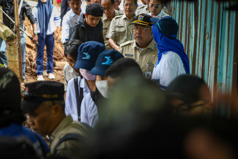 Wakil Gubernur DKI Jakarta Rano Karno meninjau lokasi pengerukan Kali Krukut di kawasan Cilandak, Jakarta, Jumat (21/2/2025). Foto: Iqbal Firdaus/kumparan