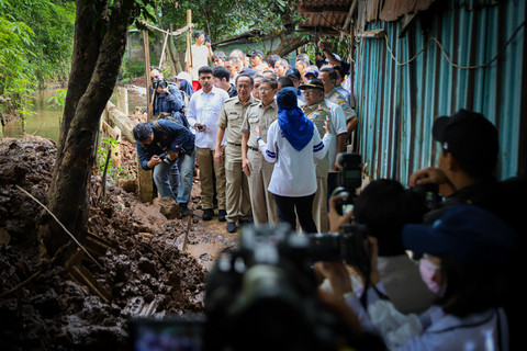 Wakil Gubernur DKI Jakarta Rano Karno meninjau lokasi pengerukan Kali Krukut di kawasan Cilandak, Jakarta, Jumat (21/2/2025). Foto: Iqbal Firdaus/kumparan
